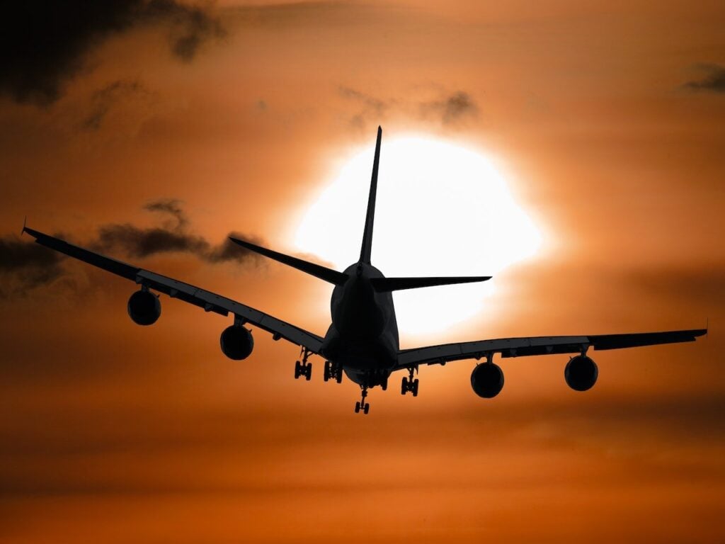 imagem com uma avião no ar após o passageiro aproveitar as promoções de passagem Ryanair