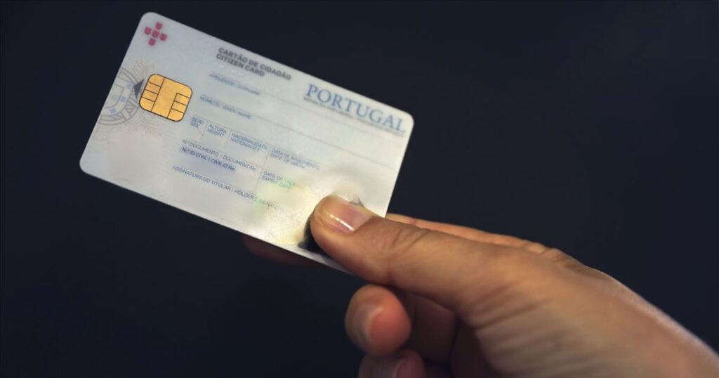 imagem com uma pessoa segurando em uma das mãos o cartão cidadão