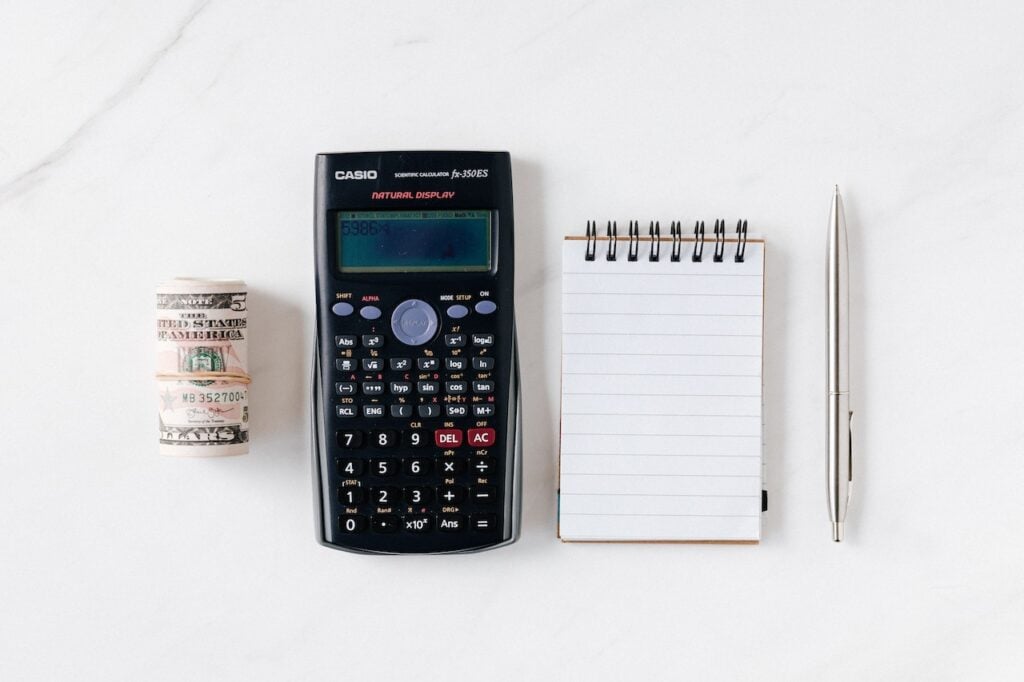 imagem com uma calculadora e um bloco de papel sobre o IRS 2023