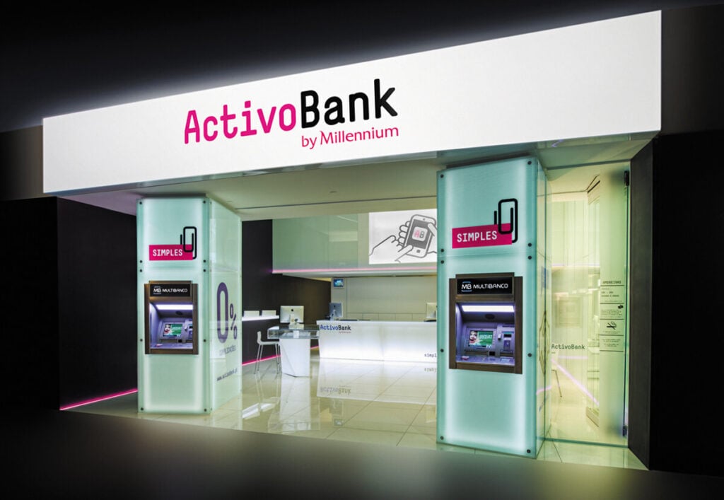 imagem dos caixas eletrônicos do banco activobank para quem quer aderir a conta AB premium