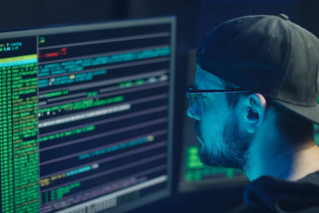 Homem olhando para tela com códigos