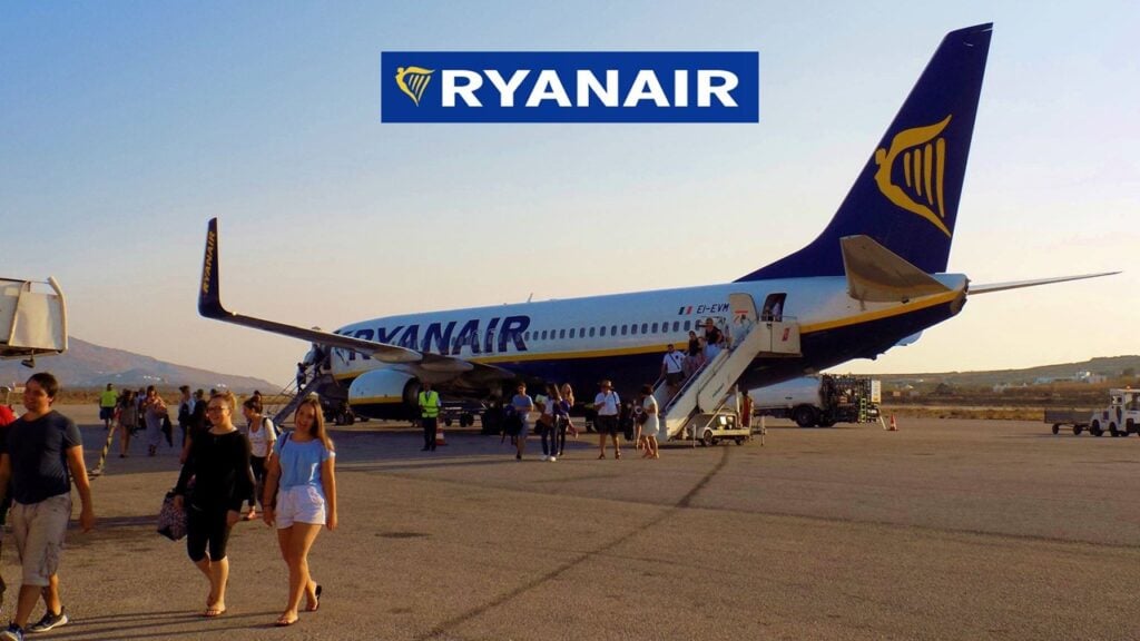 Pessoas descendo de aeronave Ryanair