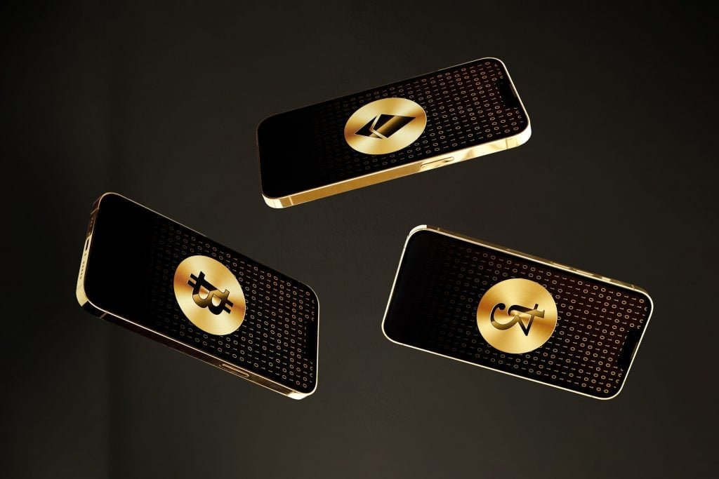 Telas de três celulares dourados com criptomoedas na tela, ilustração digital